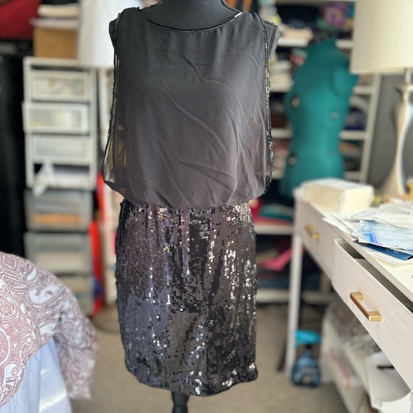 Elegant sleeveless dress, with a flowing black top and a fitted skirt - Picture 3 of 6